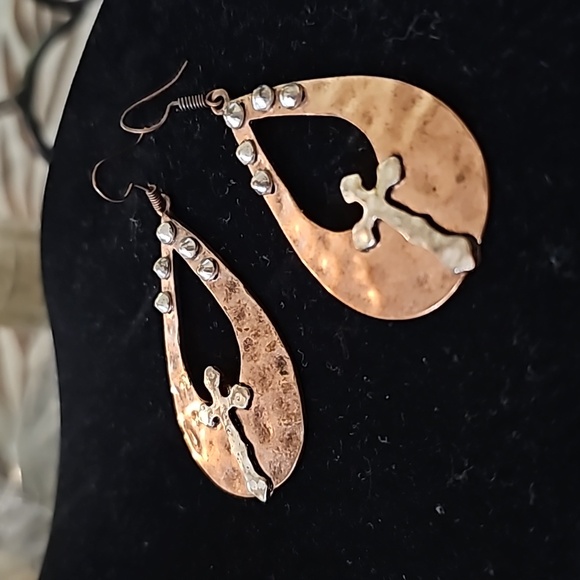 Hammered Cooper Cross Studded Earrings NWOT - Picture 5 of 5